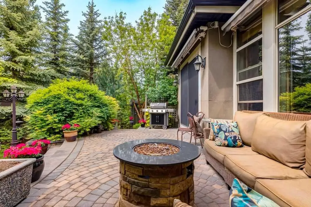 115 Wentworth Lane SW Calgary AB T3H 0E1