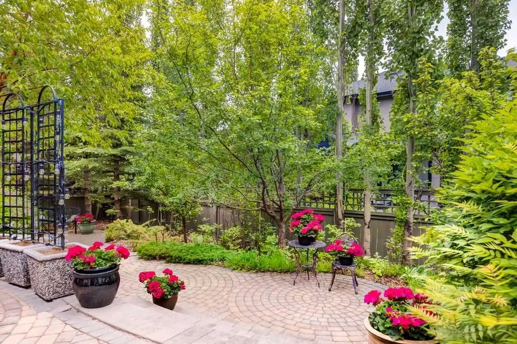115 Wentworth Lane SW Calgary AB T3H 0E1