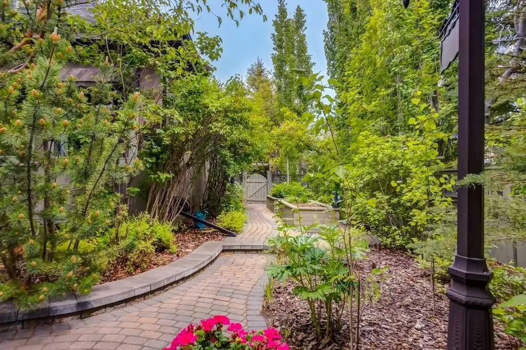 115 Wentworth Lane SW Calgary AB T3H 0E1