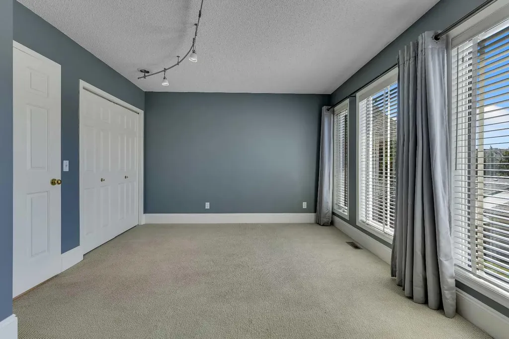 2215 3 Avenue NW Calgary AB T2N0K7