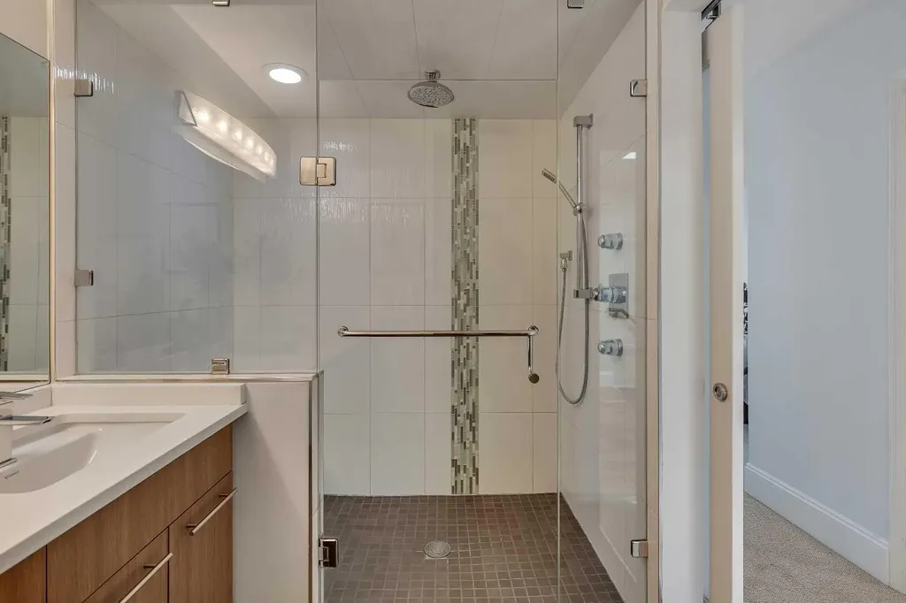 2215 3 Avenue NW Calgary AB T2N0K7