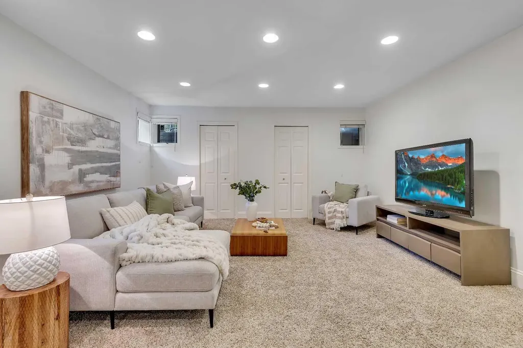 2215 3 Avenue NW Calgary AB T2N0K7