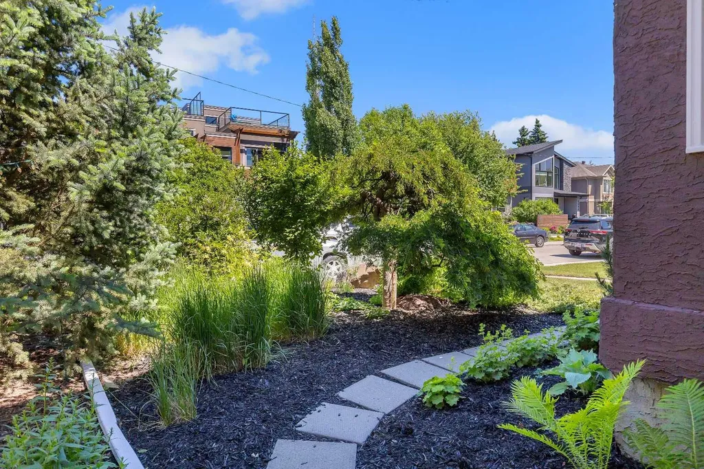 2215 3 Avenue NW Calgary AB T2N0K7