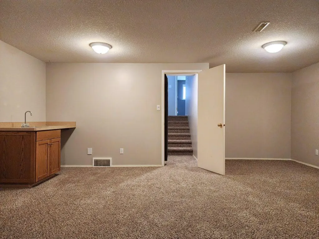 67 Blackfoot Boulevard W Lethbridge AB T1K 7N7
