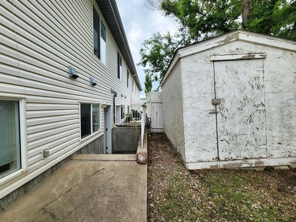 67 Blackfoot Boulevard W Lethbridge AB T1K 7N7