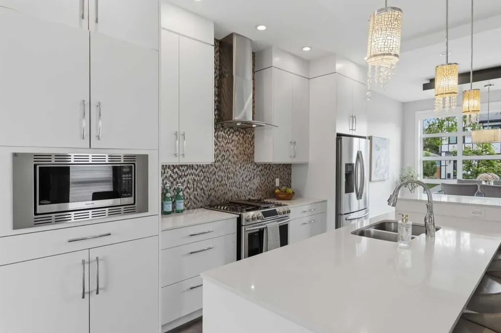 2052 46 Avenue SW Calgary AB T2T 2R9