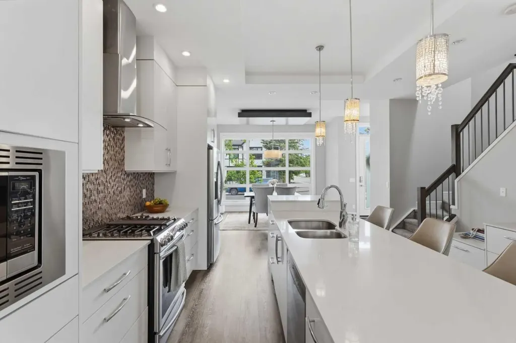2052 46 Avenue SW Calgary AB T2T 2R9