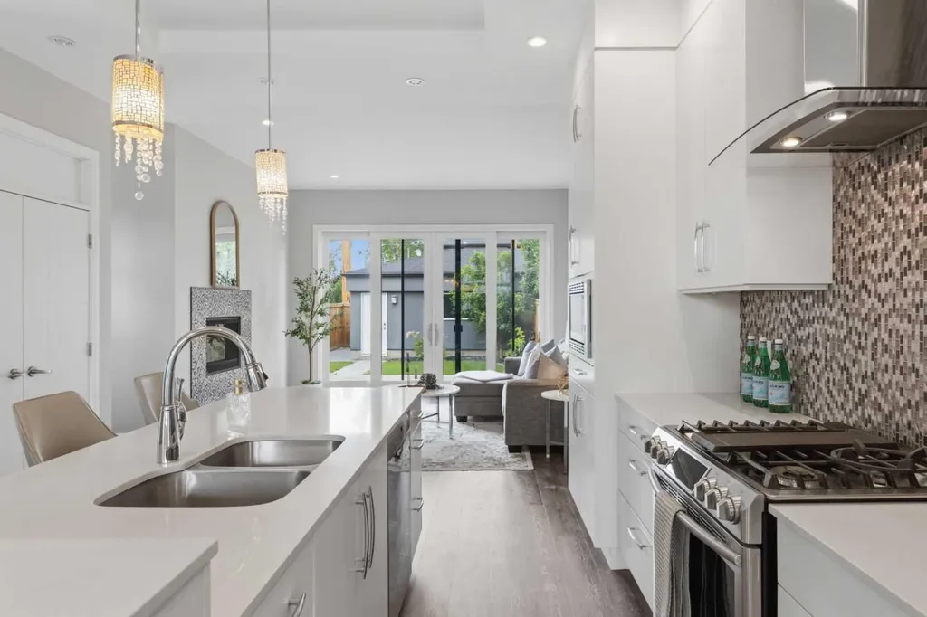 2052 46 Avenue SW Calgary AB T2T 2R9