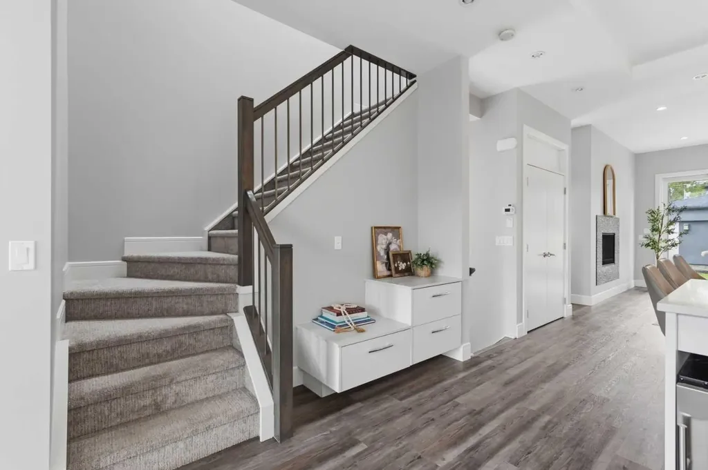 2052 46 Avenue SW Calgary AB T2T 2R9