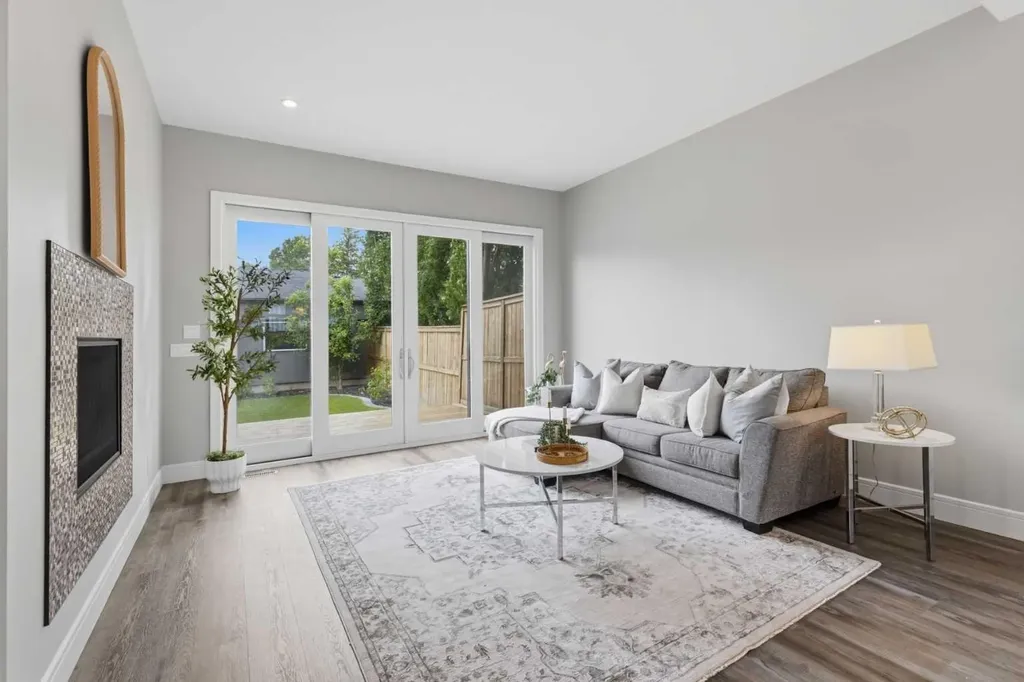 2052 46 Avenue SW Calgary AB T2T 2R9