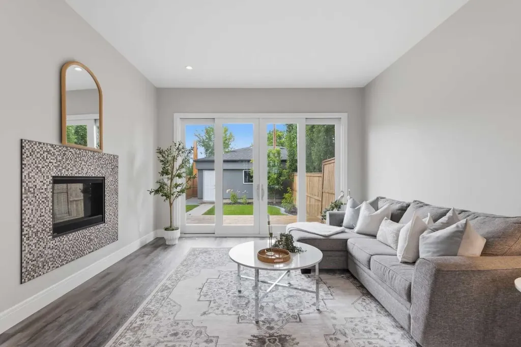 2052 46 Avenue SW Calgary AB T2T 2R9