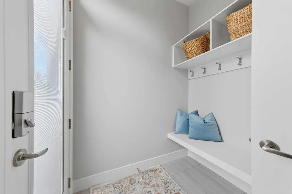 2052 46 Avenue SW Calgary AB T2T 2R9