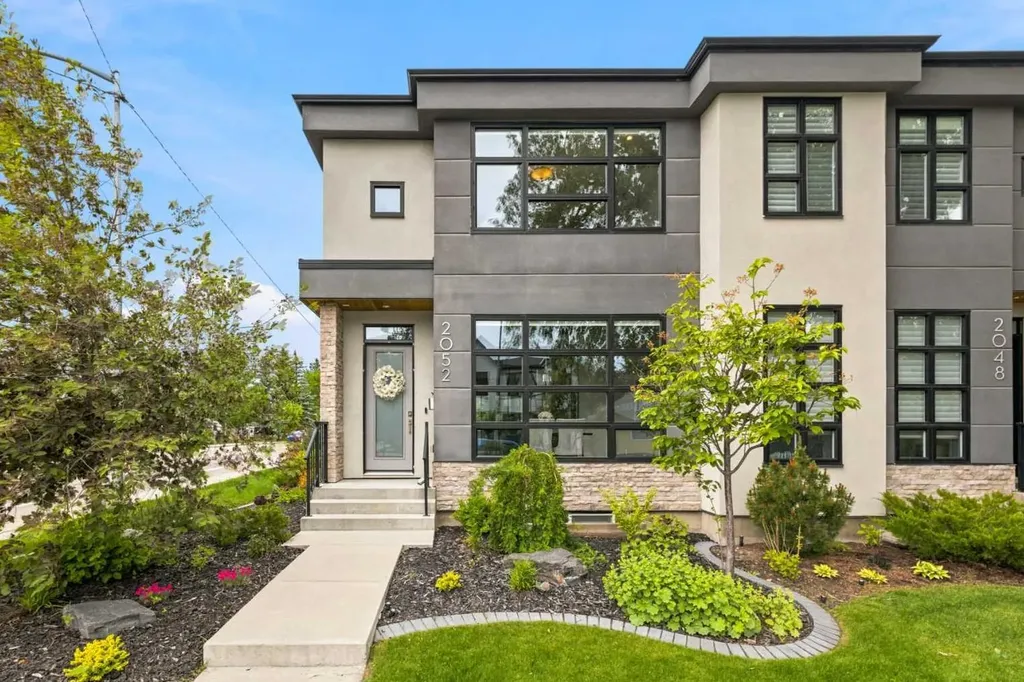 2052 46 Avenue SW Calgary AB T2T 2R9