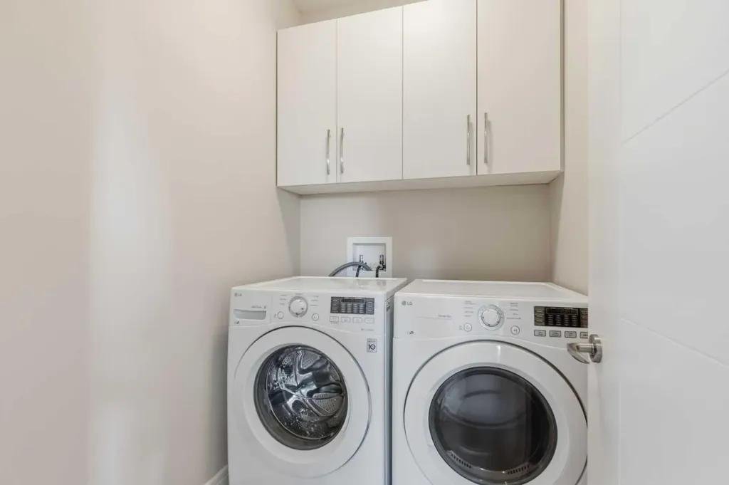 2052 46 Avenue SW Calgary AB T2T 2R9