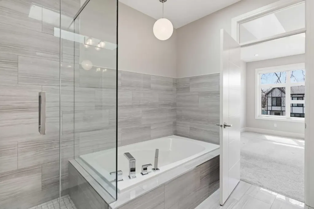 2052 46 Avenue SW Calgary AB T2T 2R9