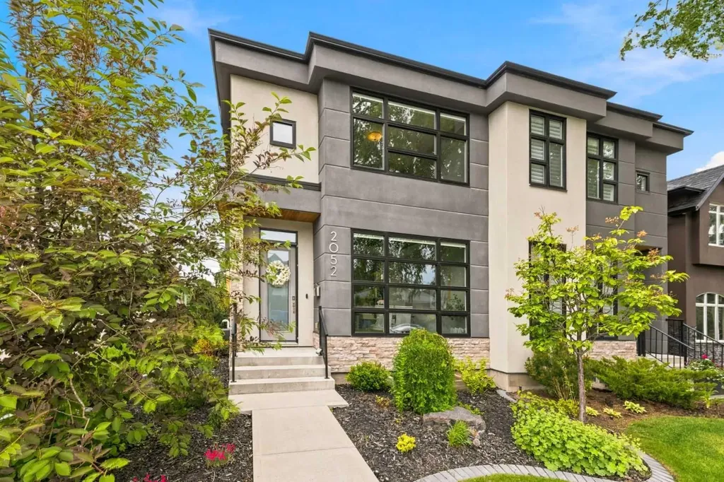 2052 46 Avenue SW Calgary AB T2T 2R9