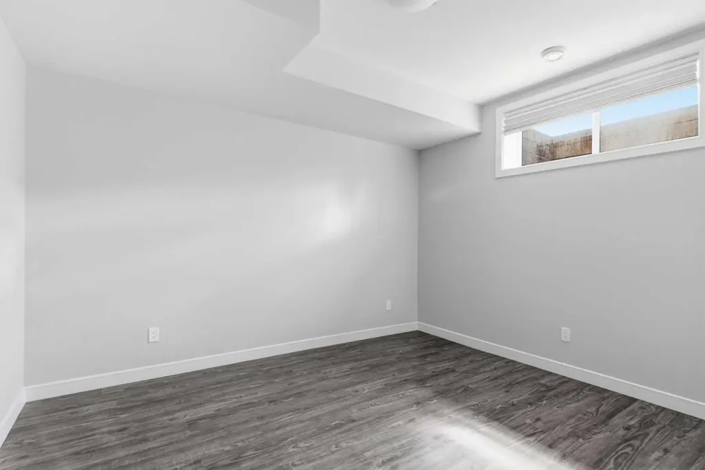 2052 46 Avenue SW Calgary AB T2T 2R9