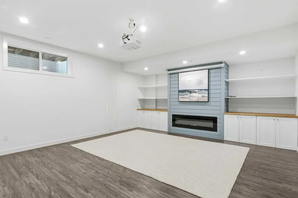 2052 46 Avenue SW Calgary AB T2T 2R9