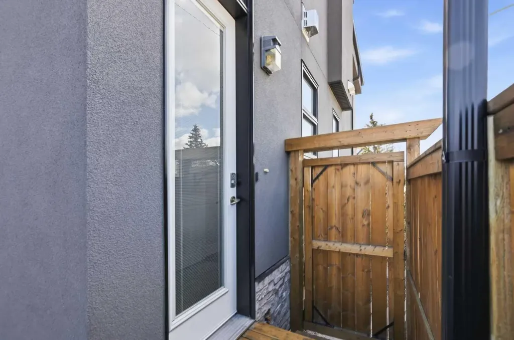 2052 46 Avenue SW Calgary AB T2T 2R9