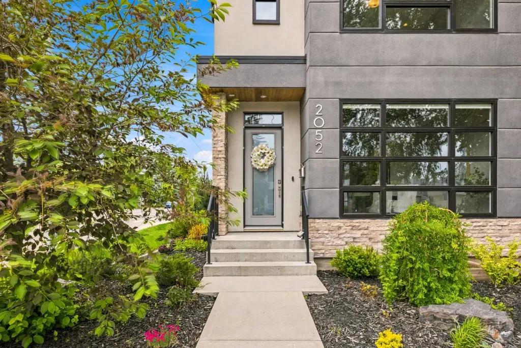 2052 46 Avenue SW Calgary AB T2T 2R9