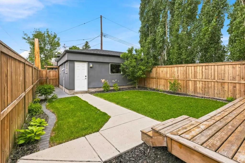 2052 46 Avenue SW Calgary AB T2T 2R9