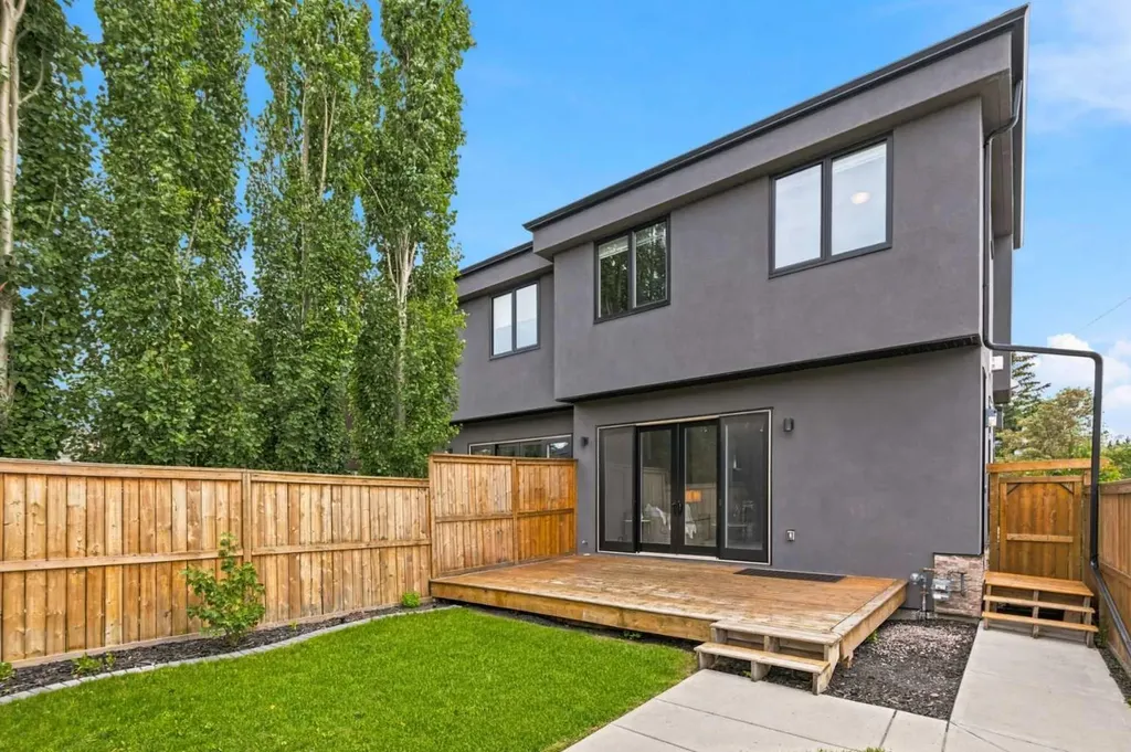 2052 46 Avenue SW Calgary AB T2T 2R9
