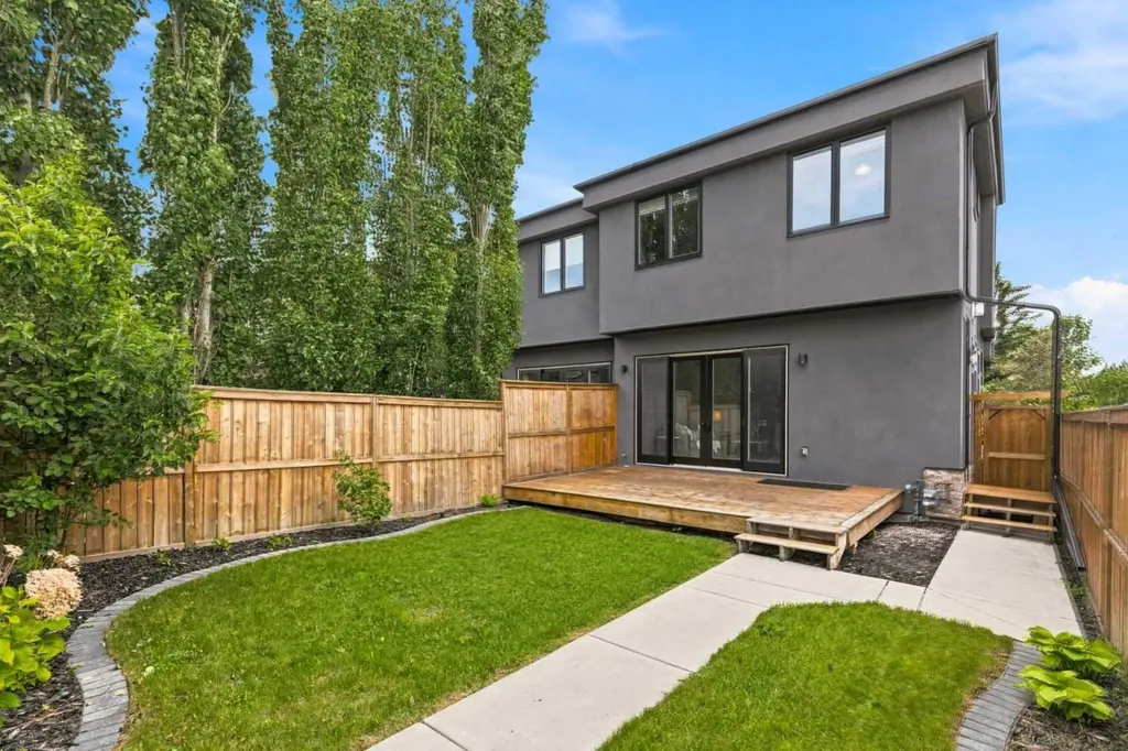 2052 46 Avenue SW Calgary AB T2T 2R9