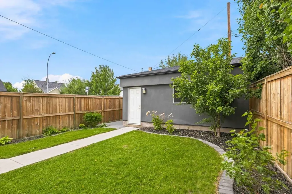 2052 46 Avenue SW Calgary AB T2T 2R9
