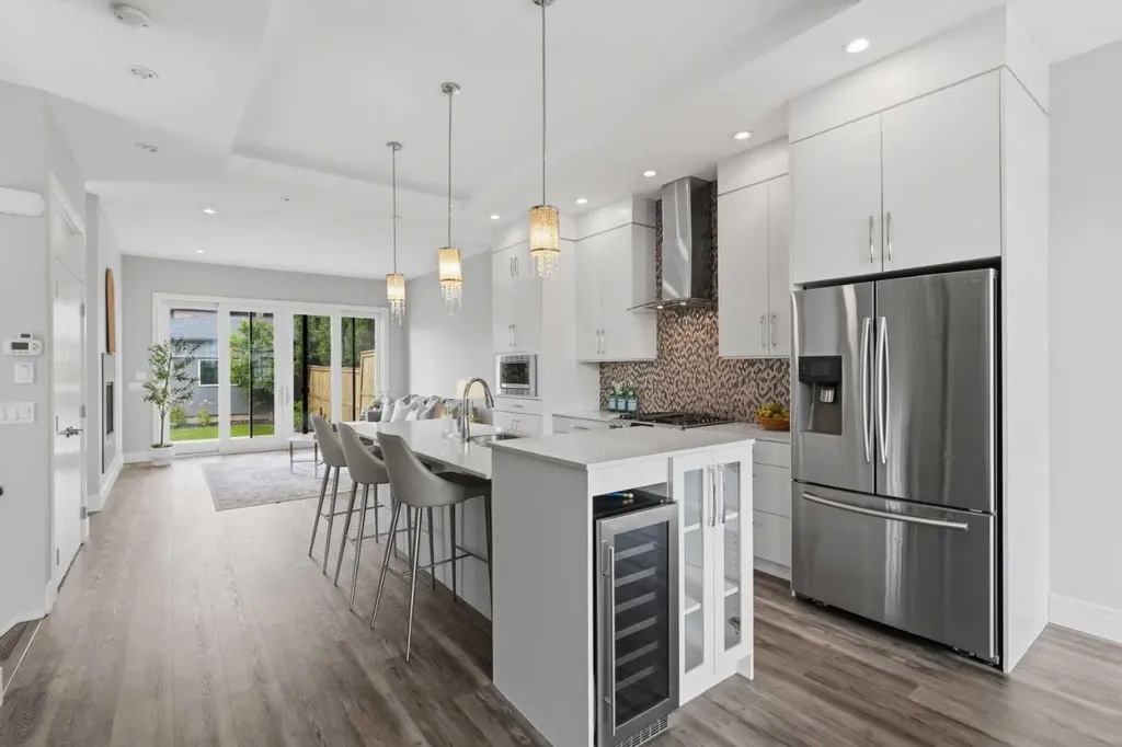 2052 46 Avenue SW Calgary AB T2T 2R9