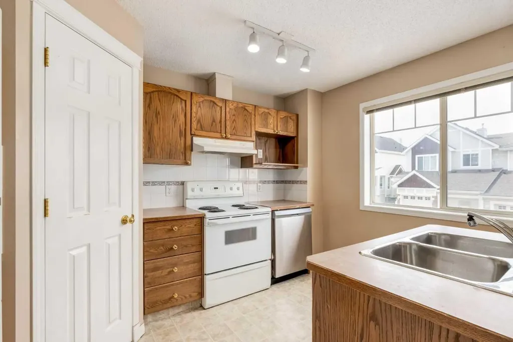 109 Hidden Creek Gardens NW Calgary AB T3A 6J4