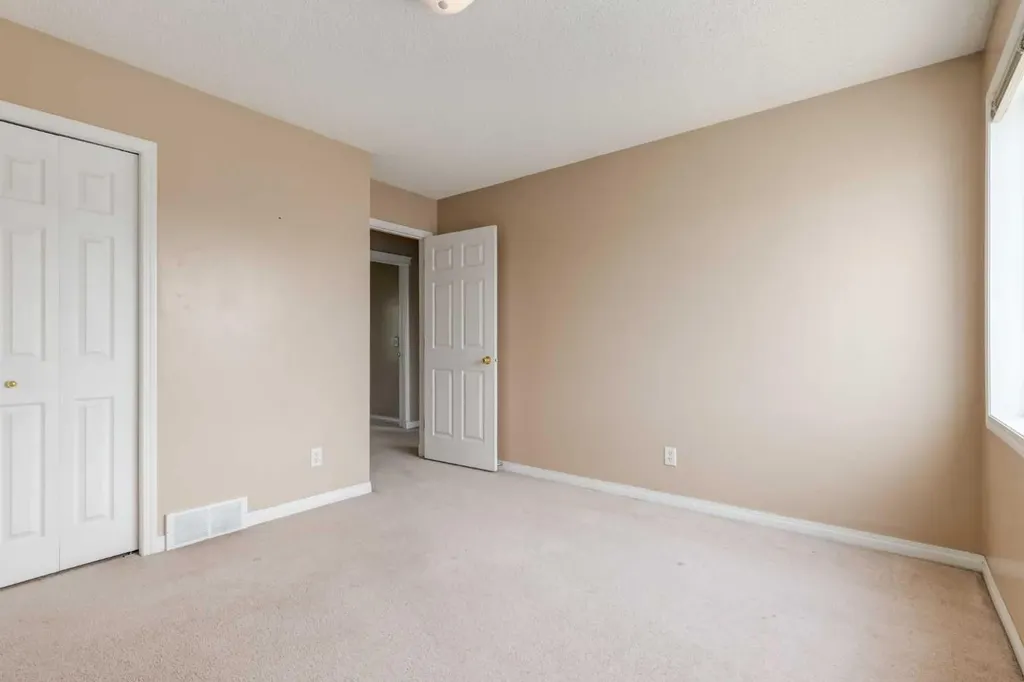 109 Hidden Creek Gardens NW Calgary AB T3A 6J4