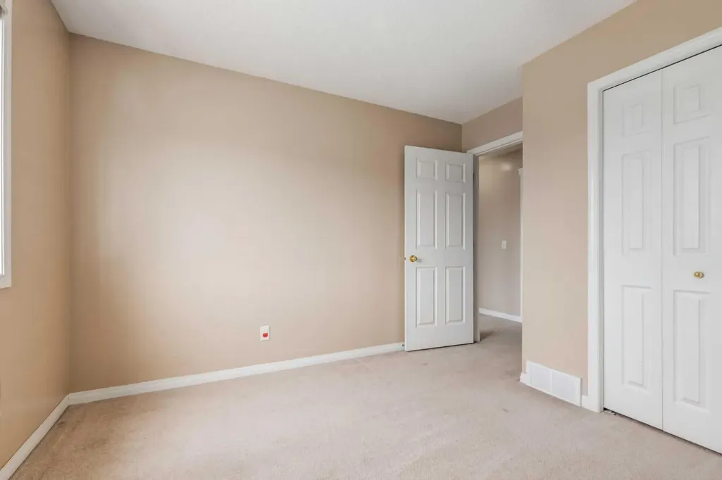 109 Hidden Creek Gardens NW Calgary AB T3A 6J4