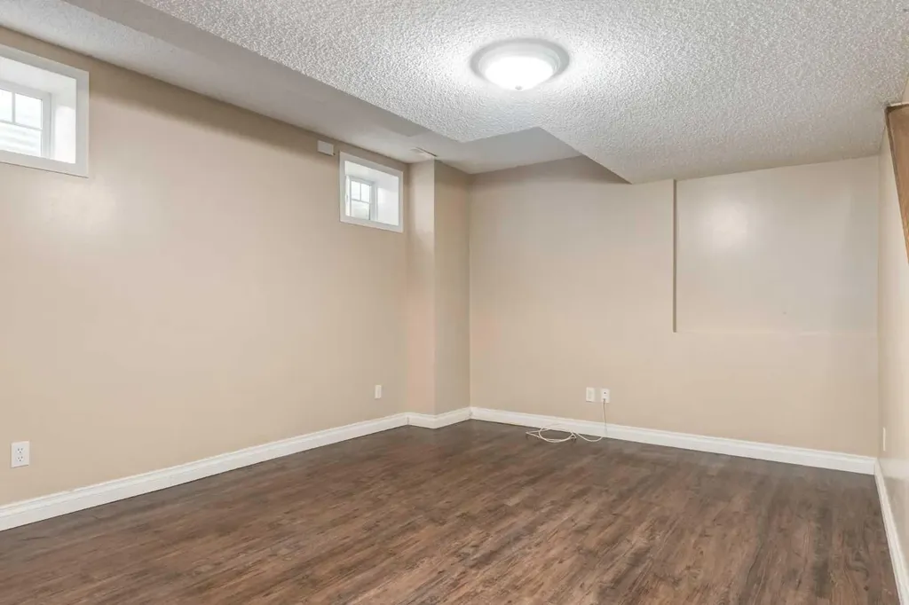 109 Hidden Creek Gardens NW Calgary AB T3A 6J4