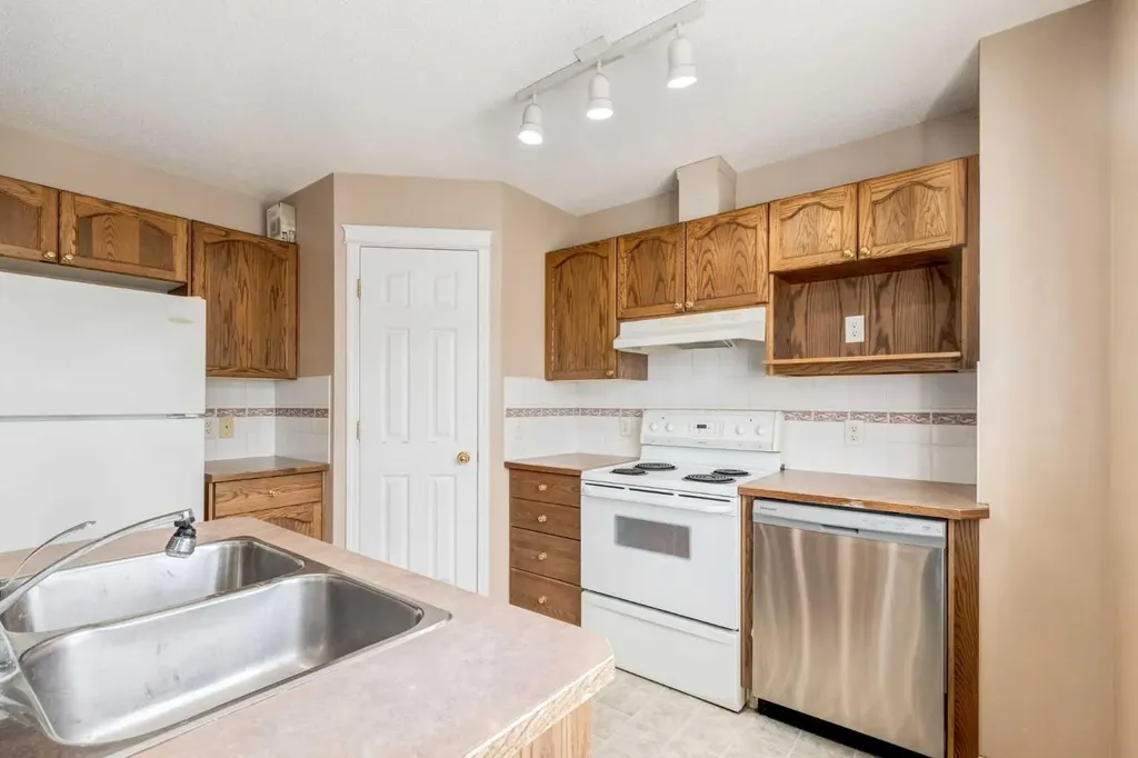 109 Hidden Creek Gardens NW Calgary AB T3A 6J4