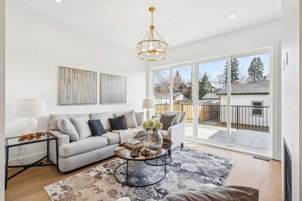 2428 27 Street SW Calgary AB T3E 2G3