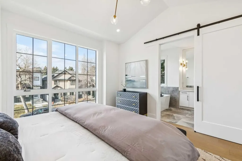 2428 27 Street SW Calgary AB T3E 2G3