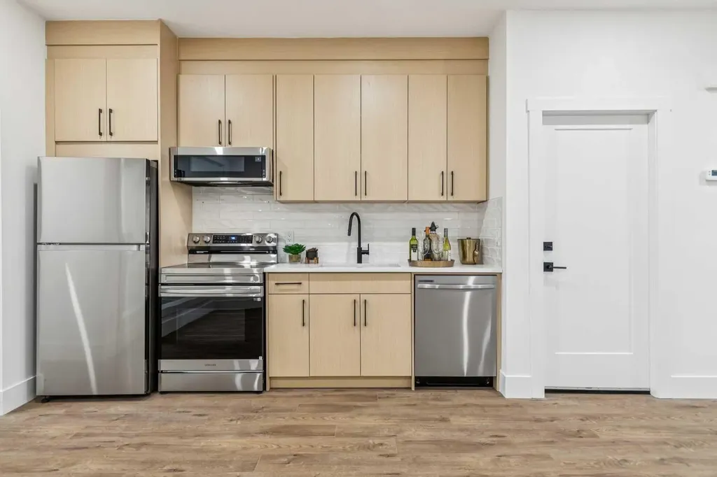 2428 27 Street SW Calgary AB T3E 2G3