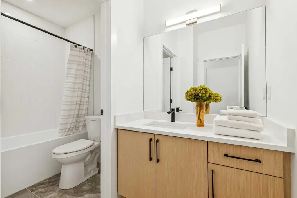 2428 27 Street SW Calgary AB T3E 2G3