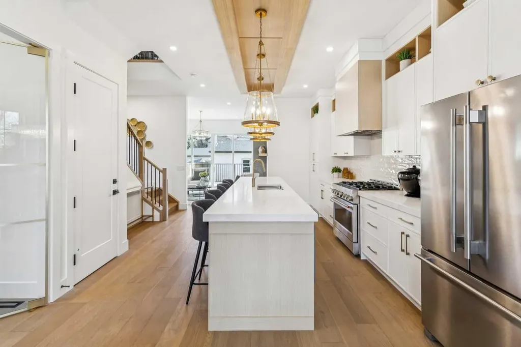 2428 27 Street SW Calgary AB T3E 2G3