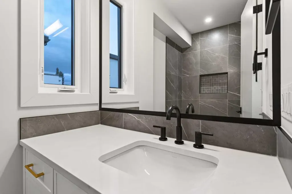 727 15 Street NW Calgary AB T2N 2B3