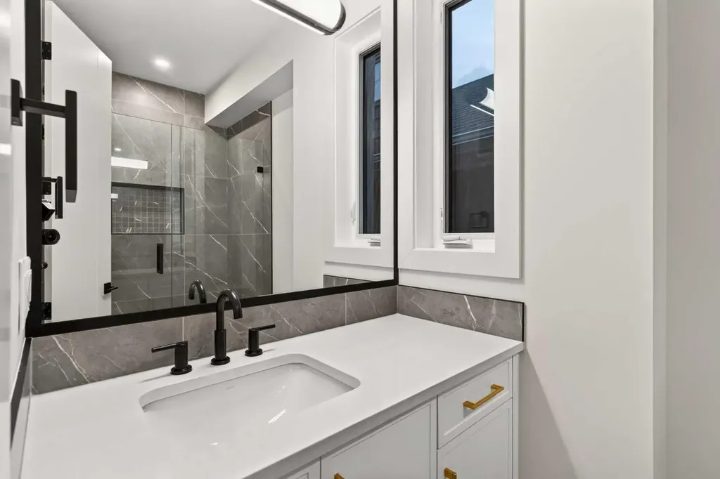 727 15 Street NW Calgary AB T2N 2B3