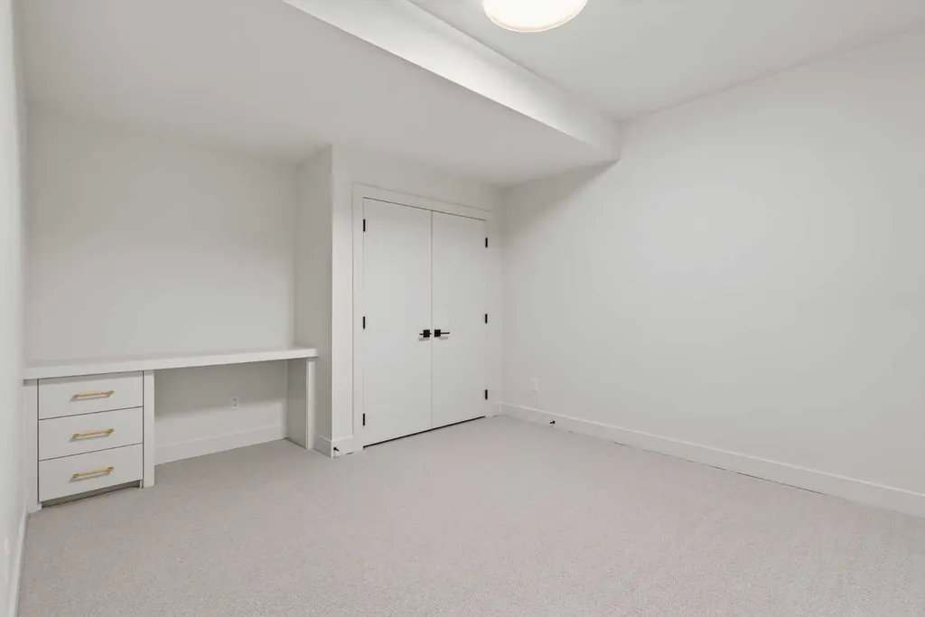 727 15 Street NW Calgary AB T2N 2B3