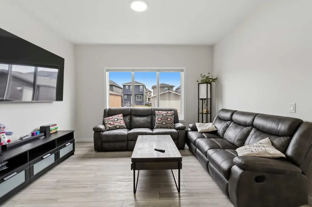 3223 Chinook Winds Drive SW Airdrie AB T4B 5S8