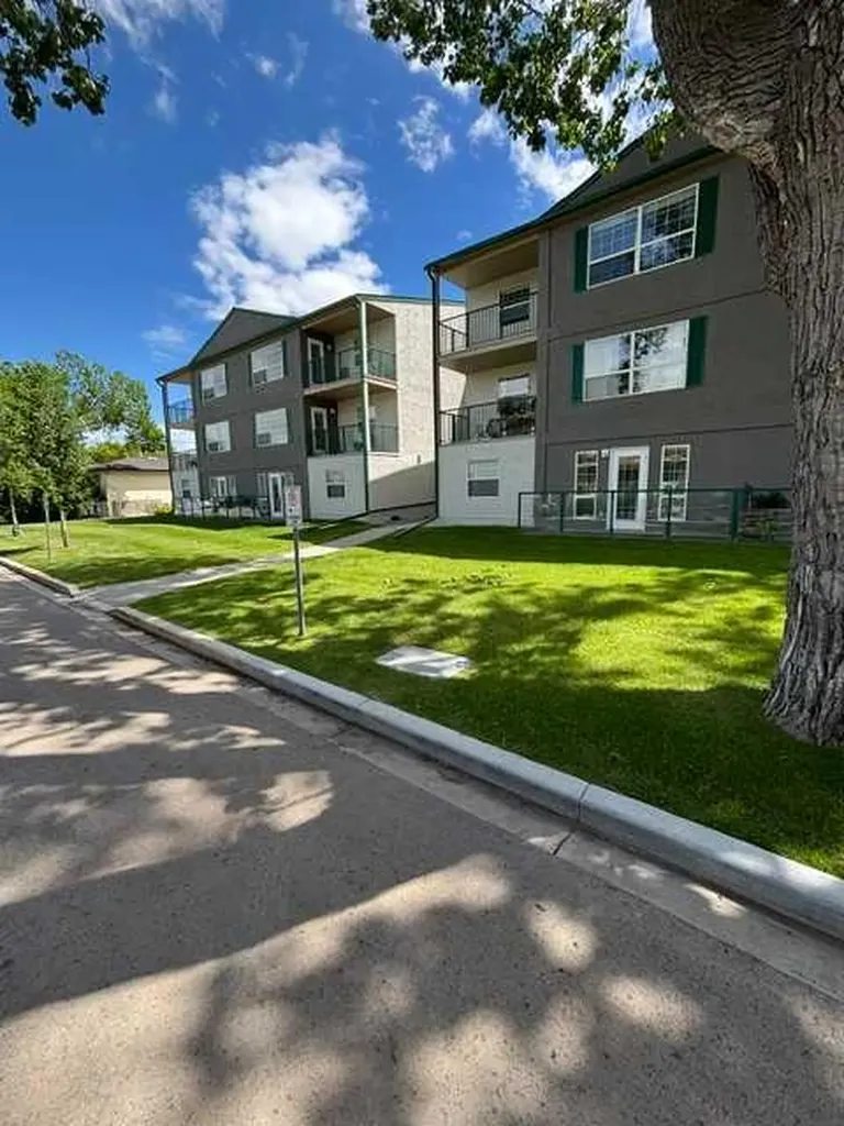 105 7 Avenue SE High River AB t1v1v8
