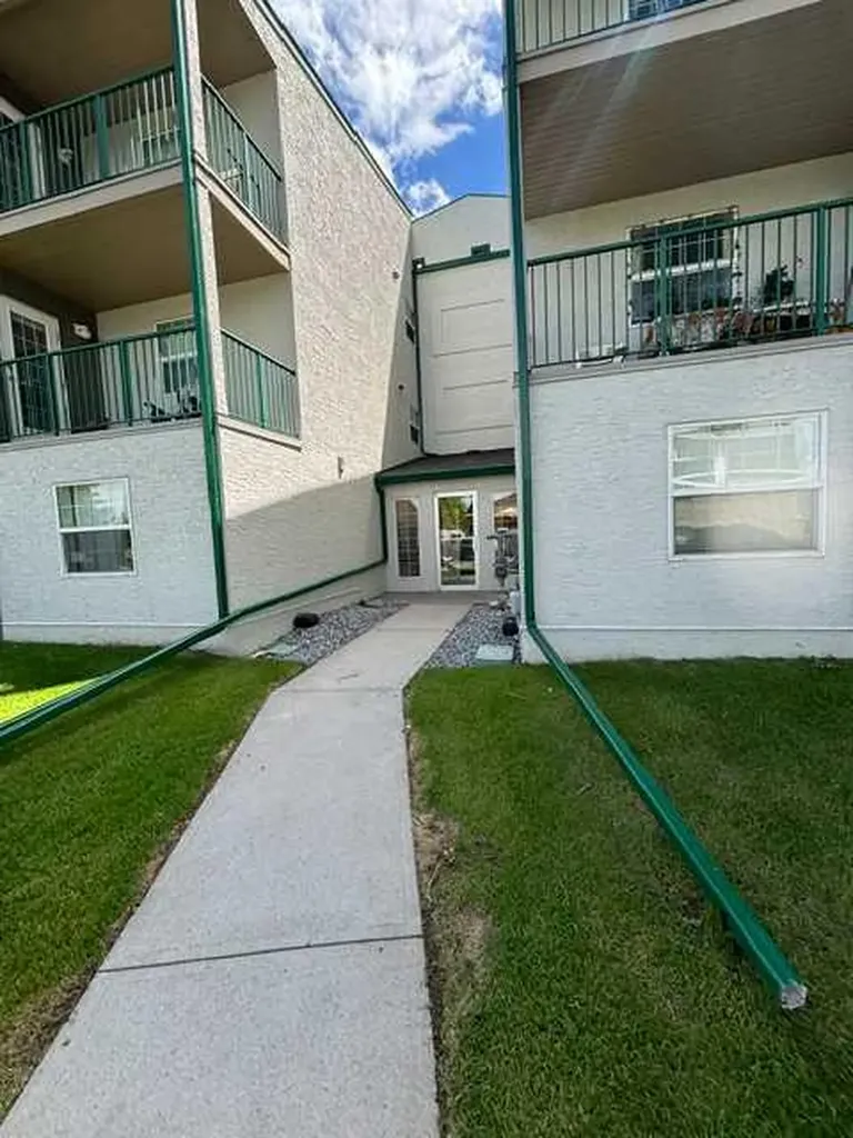 105 7 Avenue SE High River AB t1v1v8