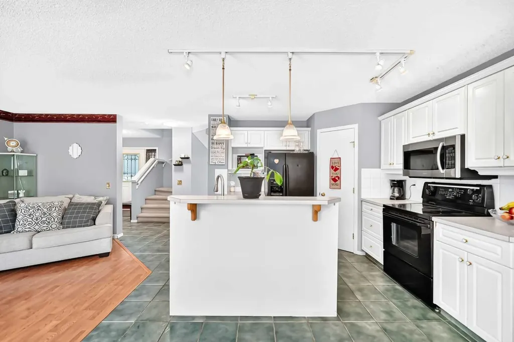 220 Shawbrooke Manor SW Calgary AB T2Y 3L7