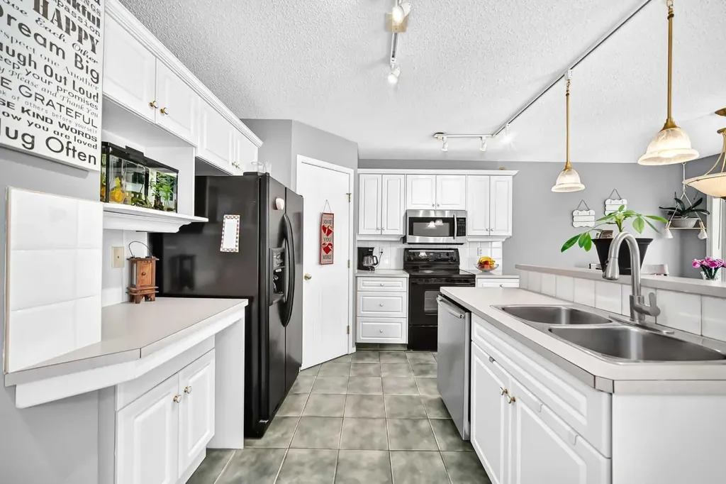 220 Shawbrooke Manor SW Calgary AB T2Y 3L7