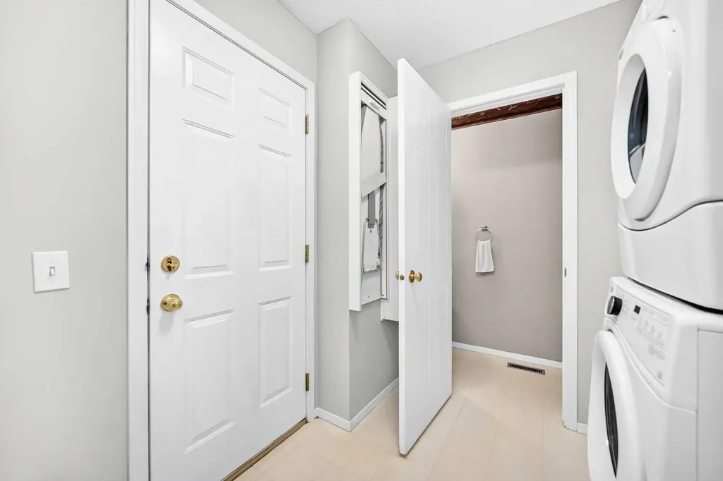 220 Shawbrooke Manor SW Calgary AB T2Y 3L7