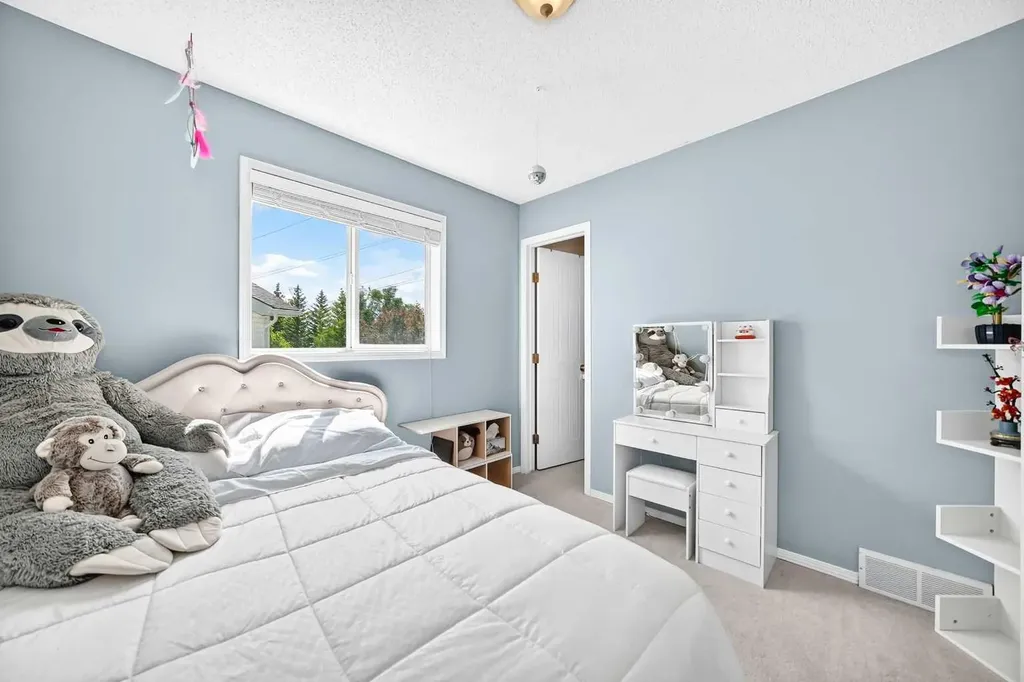 220 Shawbrooke Manor SW Calgary AB T2Y 3L7