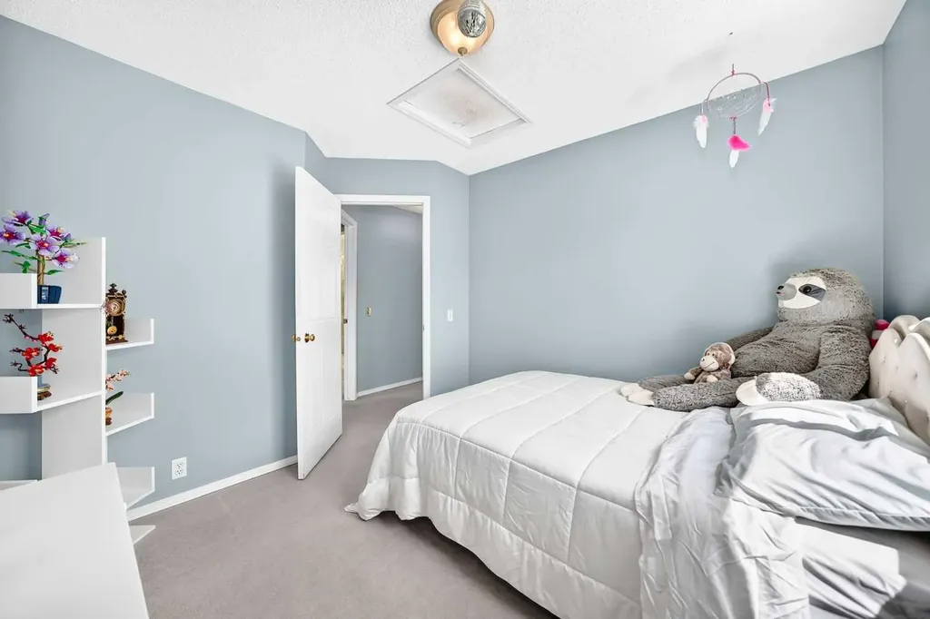 220 Shawbrooke Manor SW Calgary AB T2Y 3L7